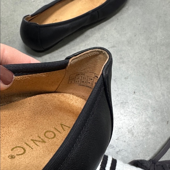 like new! Vionic Black Women's Loafers with Bow Detail, Size 8 - Picture 5 of 5